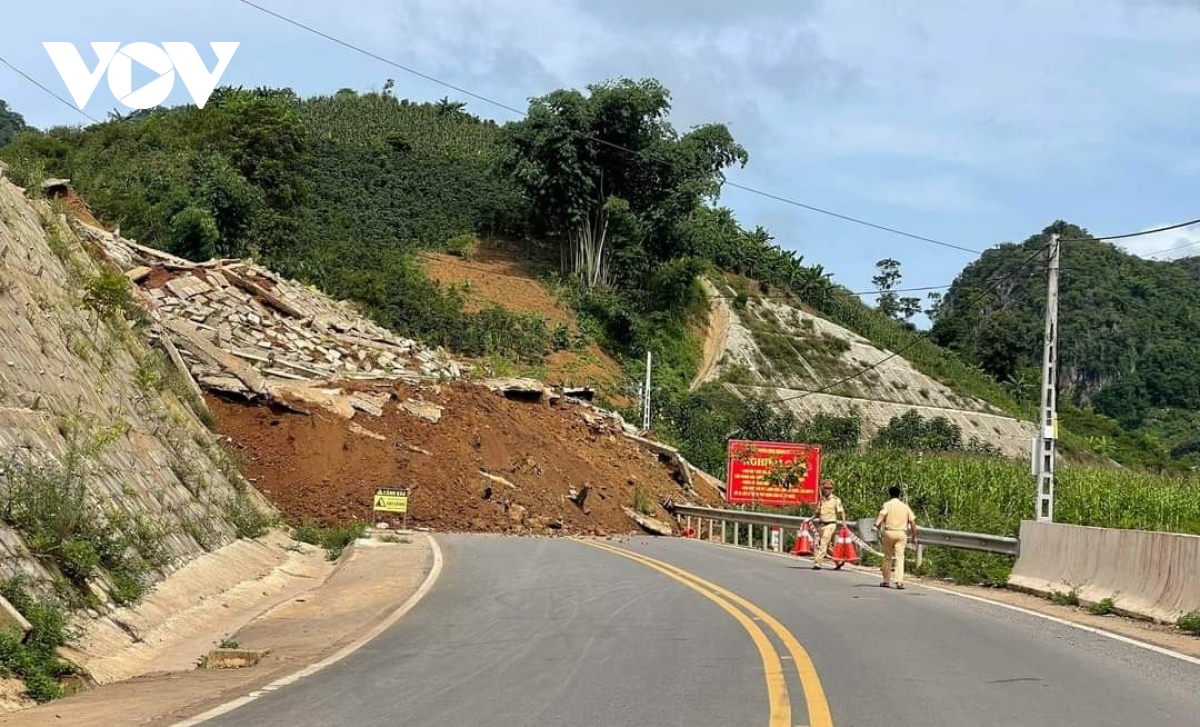 Sạt lở hàng ngàn mét khối đất đá, tuyến đường tránh thành phố Sơn La bị ách tắc