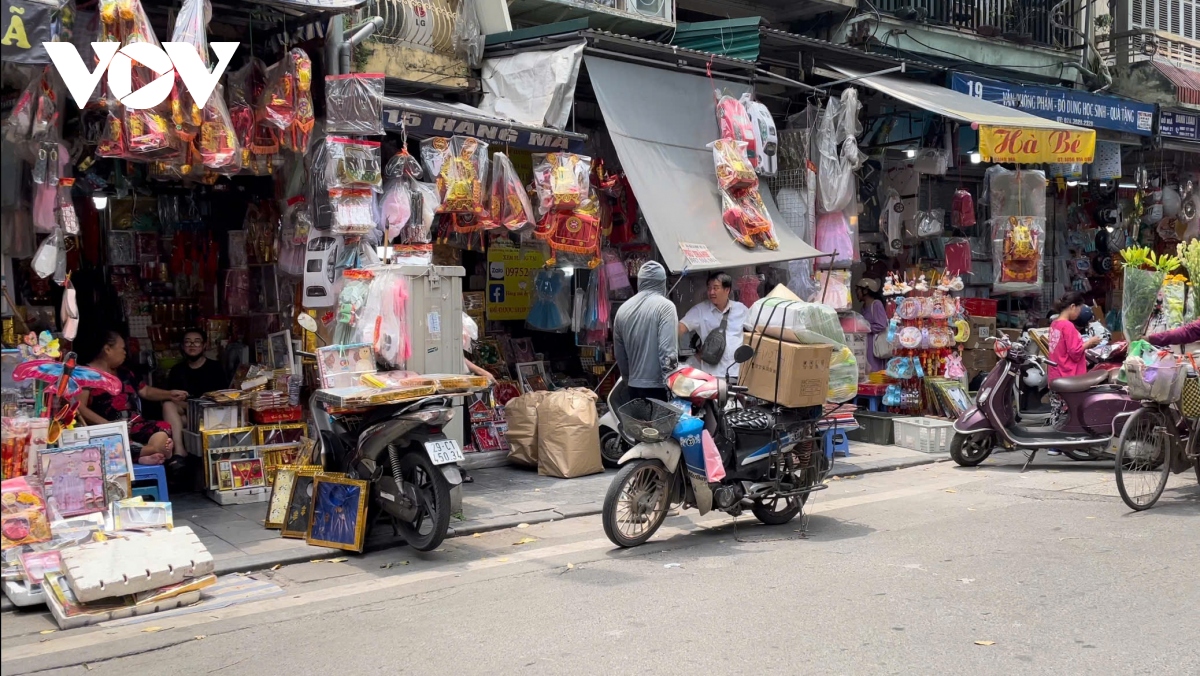 ram thang 7 khong con pho bien canh hoa vang nha lau, xe hoi hinh anh 14