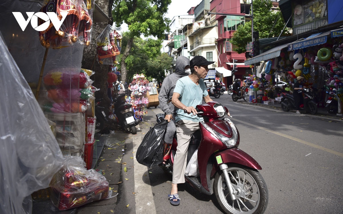 nha lau, xe hoi, hang hieu bay la liet, pho hang ma e am can ram thang 7 hinh anh 3