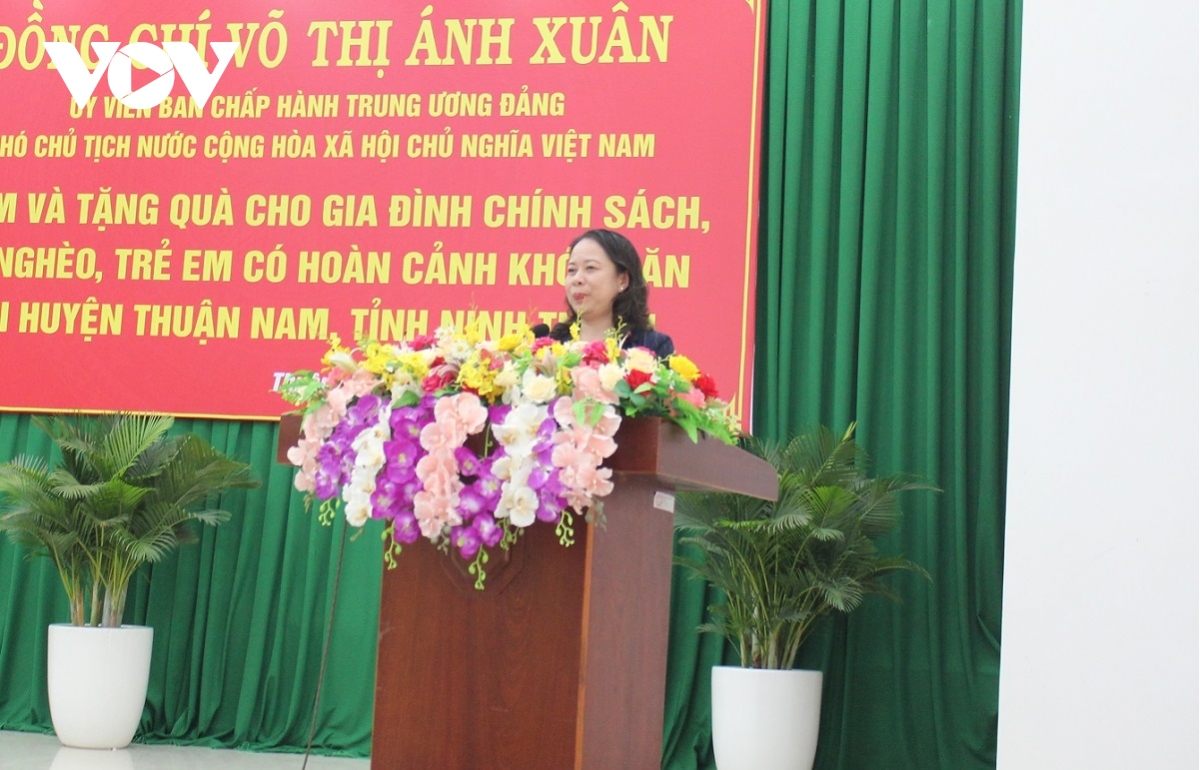 Phó Chủ tịch nước Võ Thị Ánh Xuân thăm, tặng quà gia đình chính sách tại Ninh Thuận