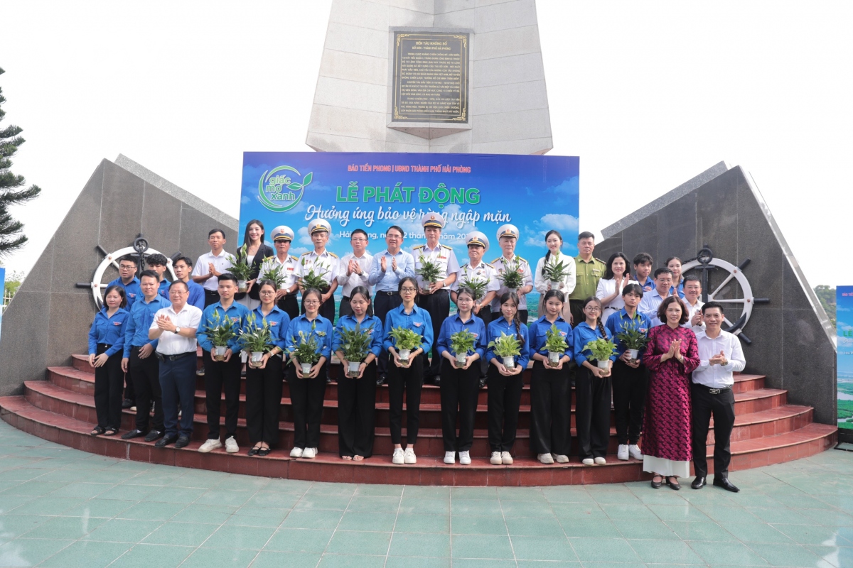 bao tien phong phoi hop, phat dong trong 2.600 cay xanh tai hai phong hinh anh 2