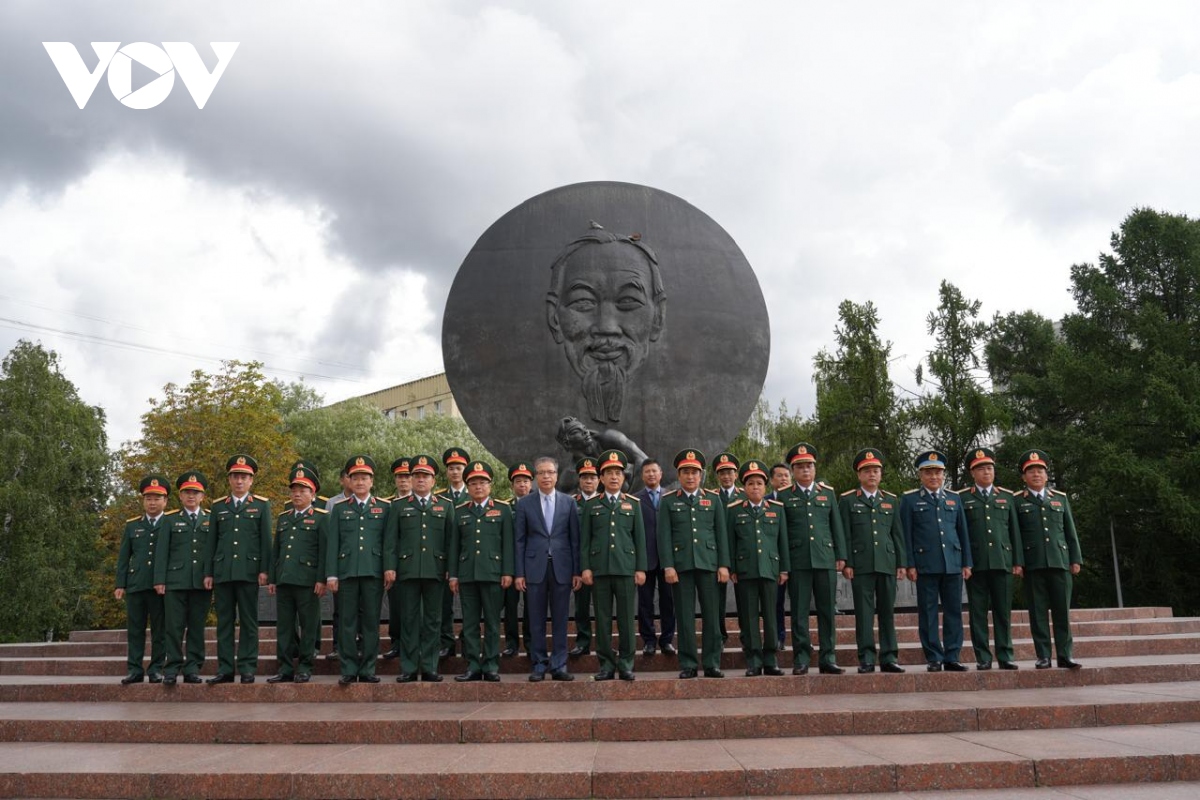 bo truong quoc phong phan van giang tham Dai su quan viet nam tai nga hinh anh 1