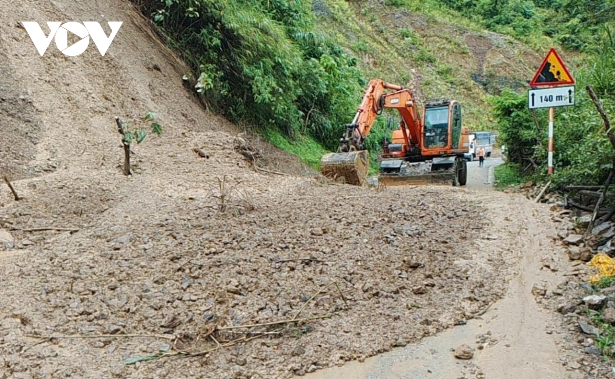 Nhiều tuyến đường ở Điện Biên xuất hiện hàng trăm điểm sạt lở lớn nhỏ