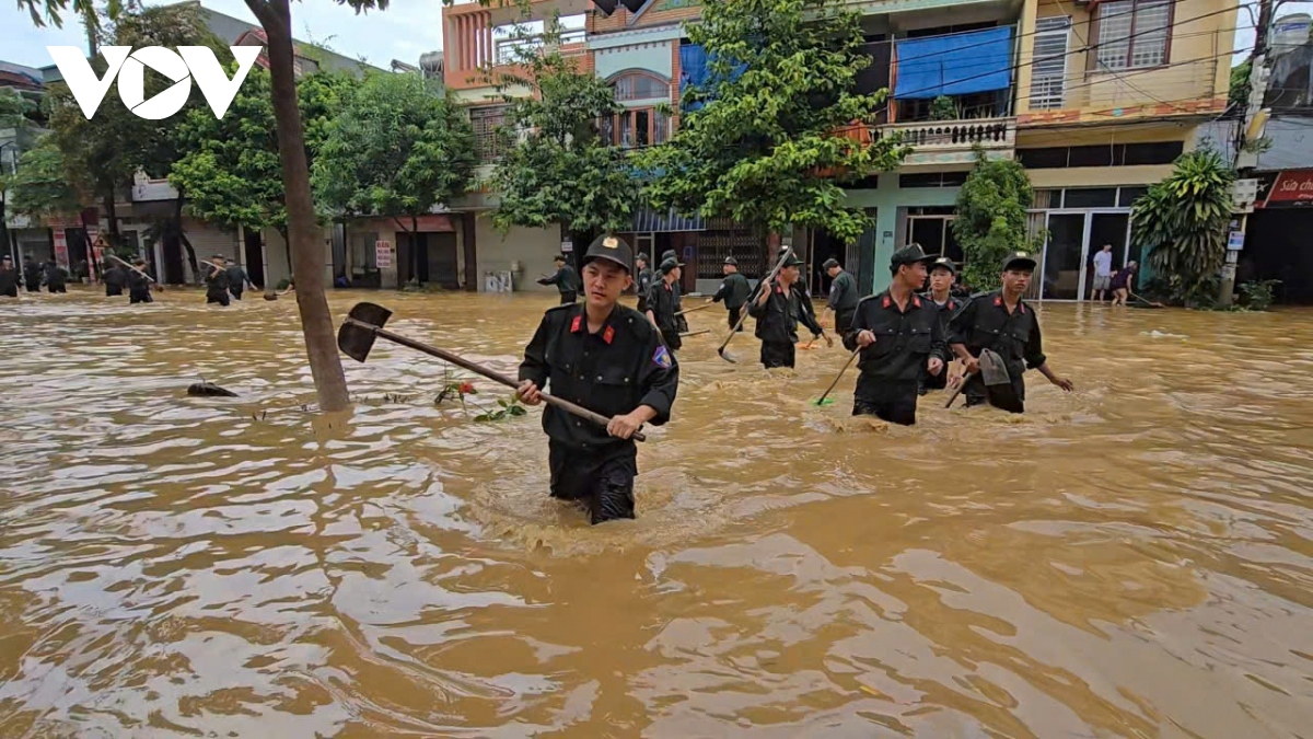 mua lon nhu trut, canh sat phai mang thuyen cuu ho nguoi dan, hoc sinh hinh anh 2