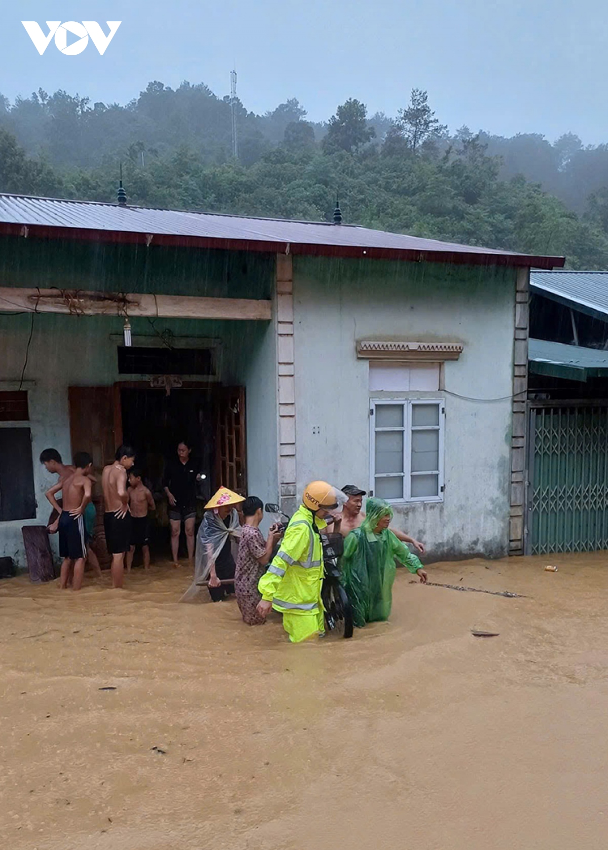 Cao Bằng: Người dân thức xuyên đêm "canh lũ"