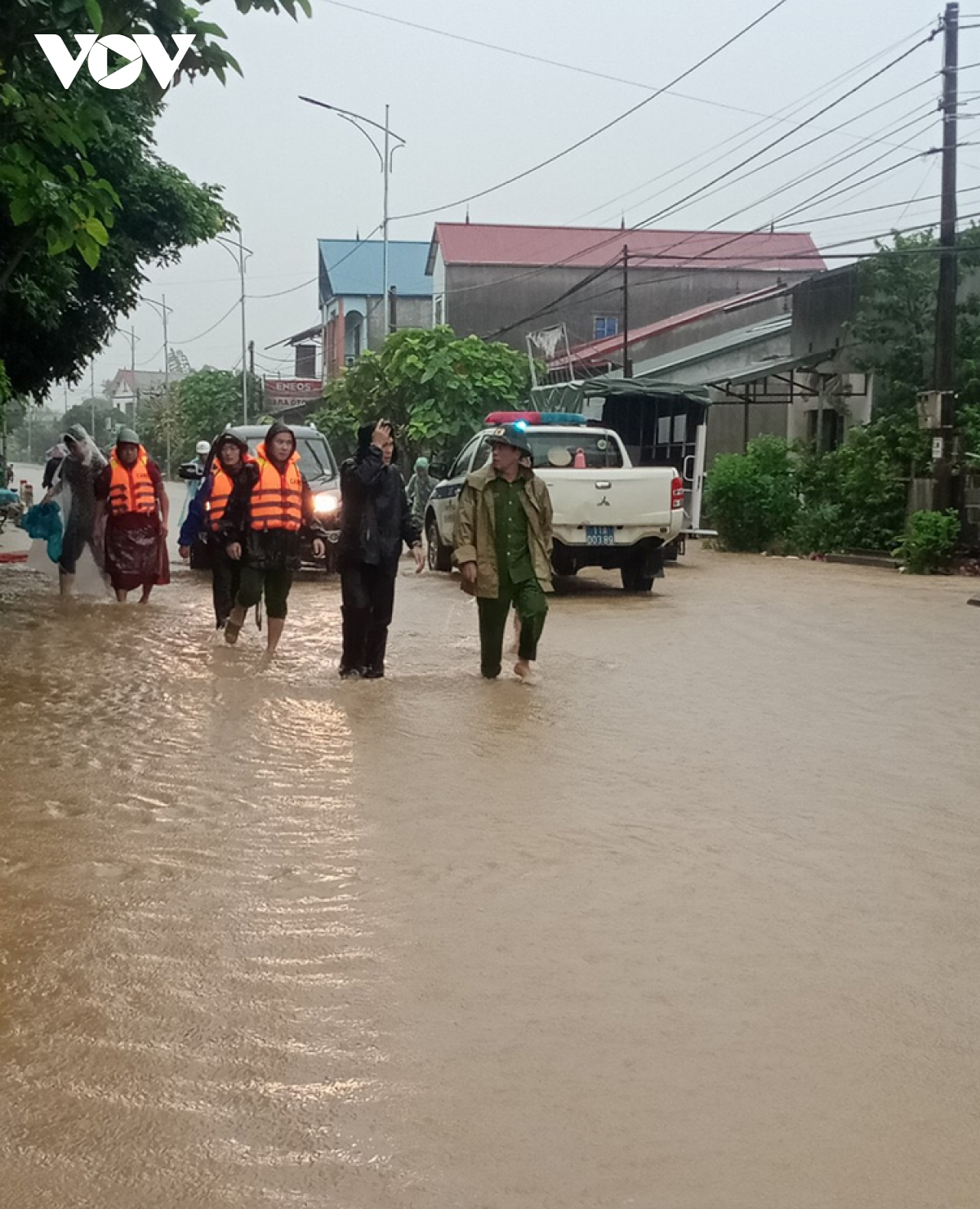 cao bang nguoi dan thuc xuyen dem canh lu hinh anh 2