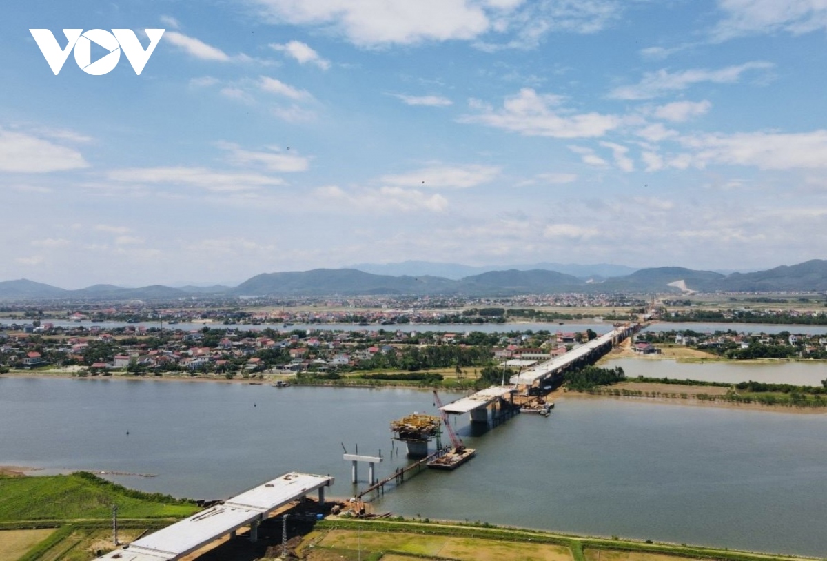 hop long cau dai nhat tren cao toc bac nam doan qua quang binh hinh anh 1