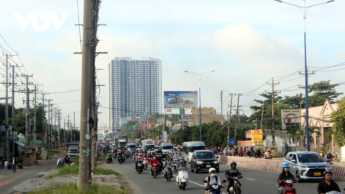 binh duong di doi so luong lon tru dien phuc vu thi cong quoc lo 13 hinh anh 1