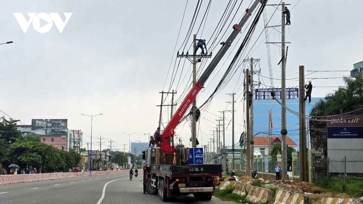 Bình Dương di dời số lượng lớn trụ điện phục vụ thi công quốc lộ 13