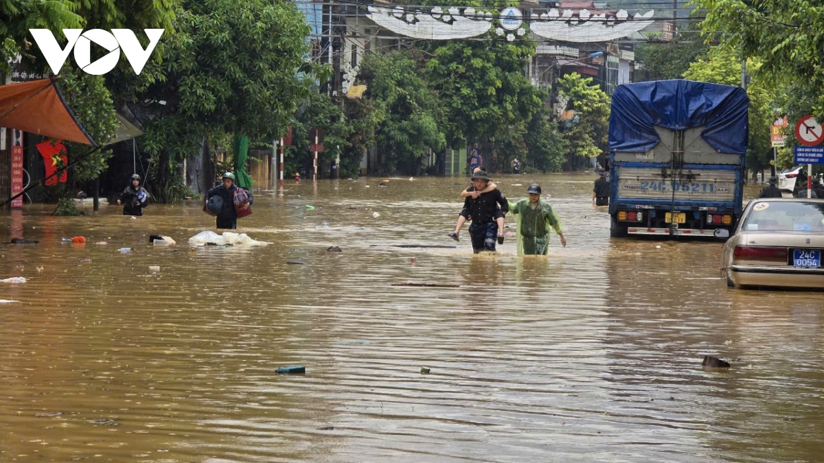 Mưa lớn như trút, cảnh sát phải mang thuyền cứu hộ người dân, học sinh 