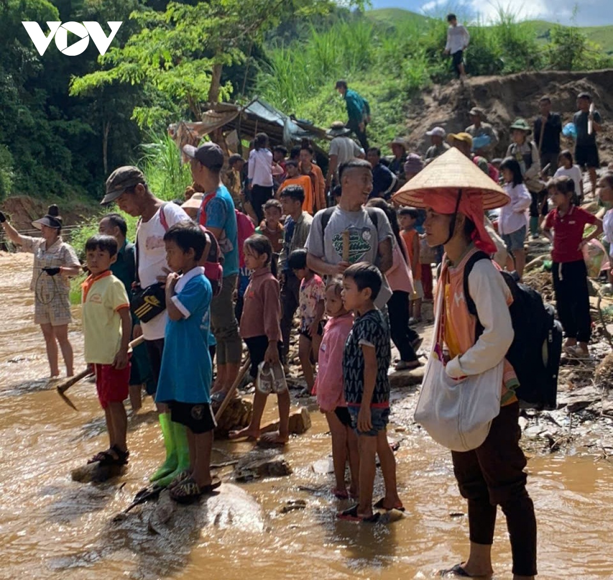 Phụ huynh vùng lũ Chiềng Nơi (Sơn La) cõng con vượt suối dữ để tựu trường