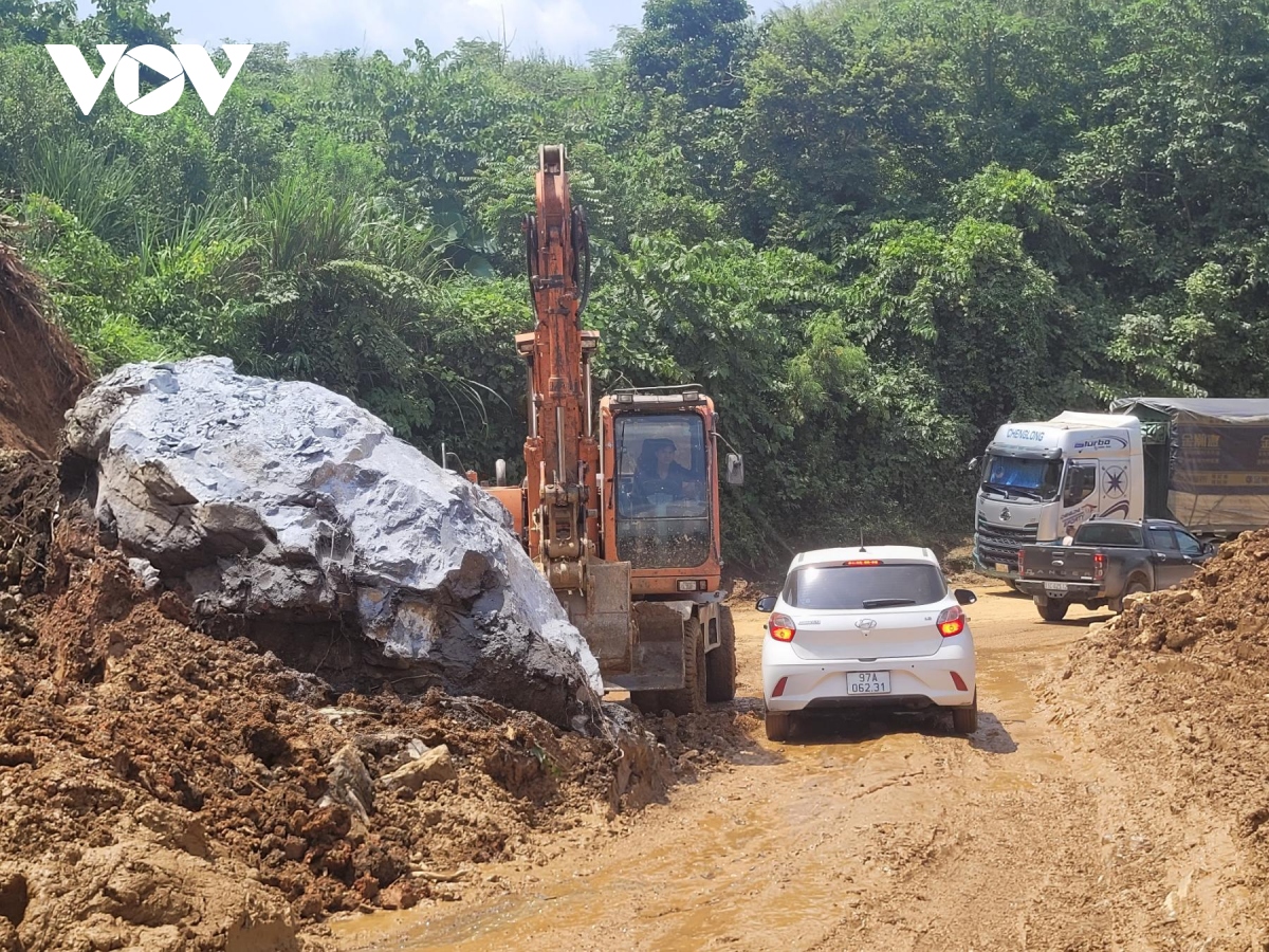 bac kan va cao bang khac phuc sat lo duong, dam bao giao thong hinh anh 2