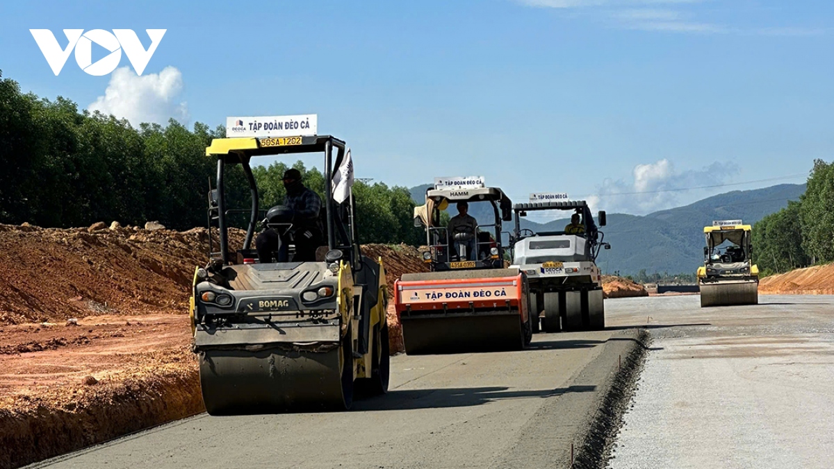 Đẩy nhanh tiến độ thi công cao tốc Quảng Ngãi