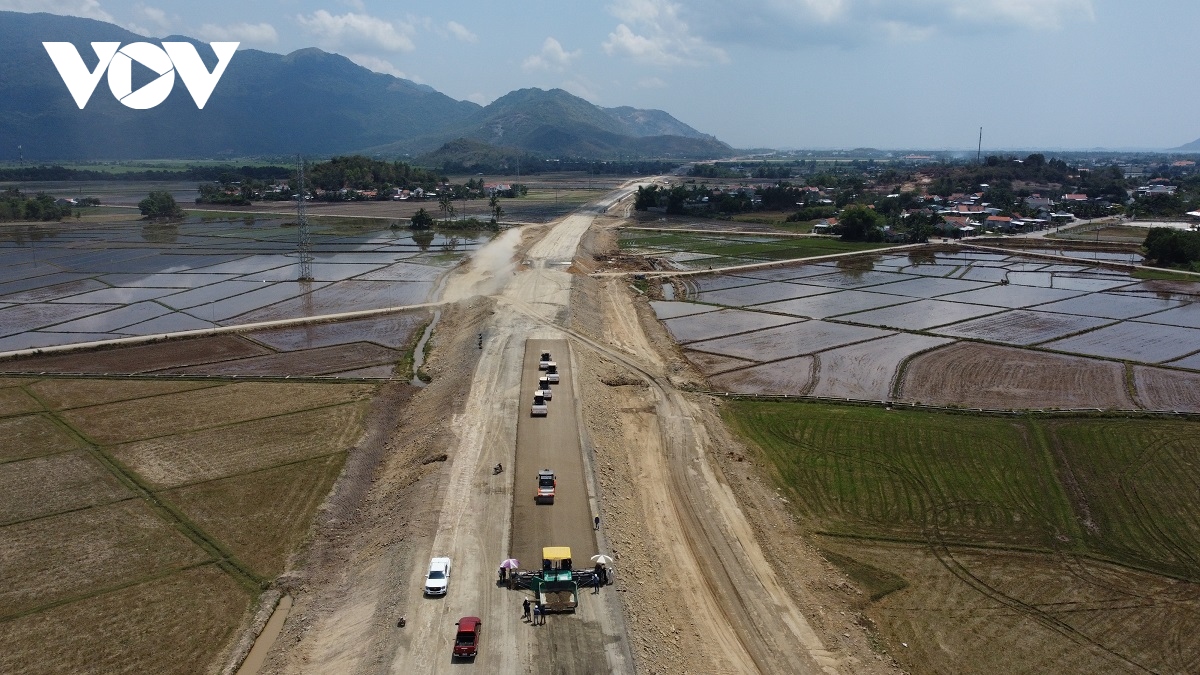 Nha Trang: Cao tốc chưa thi công xong, người và phương tiện vẫn cố đi vào