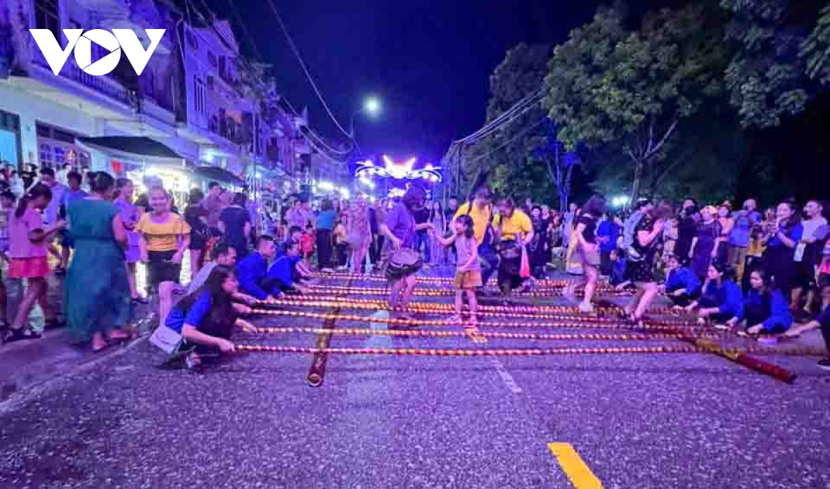 bac kan khai truong pho di bo ven song cau hinh anh 6