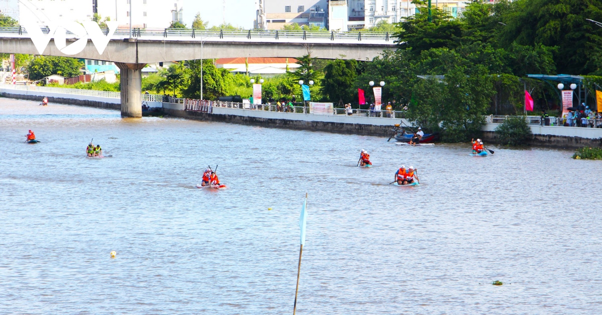 ron rang giai dua thuyen van sup va bieu dien dua thuyen kayak hinh anh 1