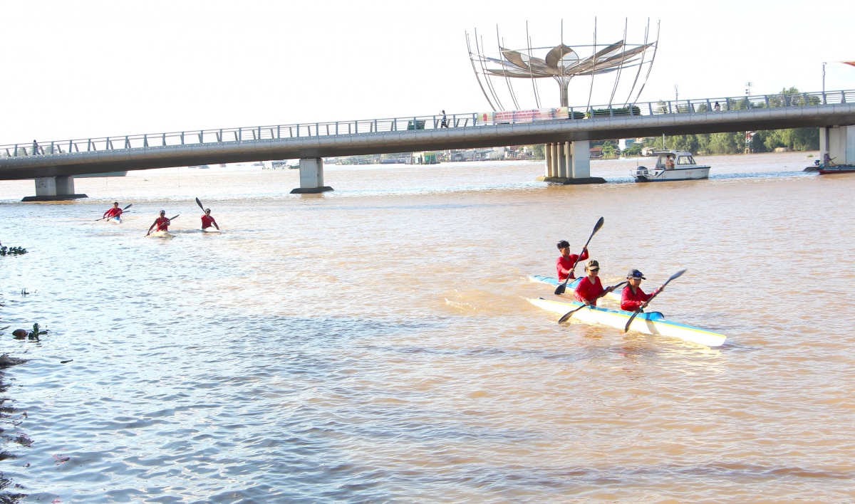 ron rang giai dua thuyen van sup va bieu dien dua thuyen kayak hinh anh 7