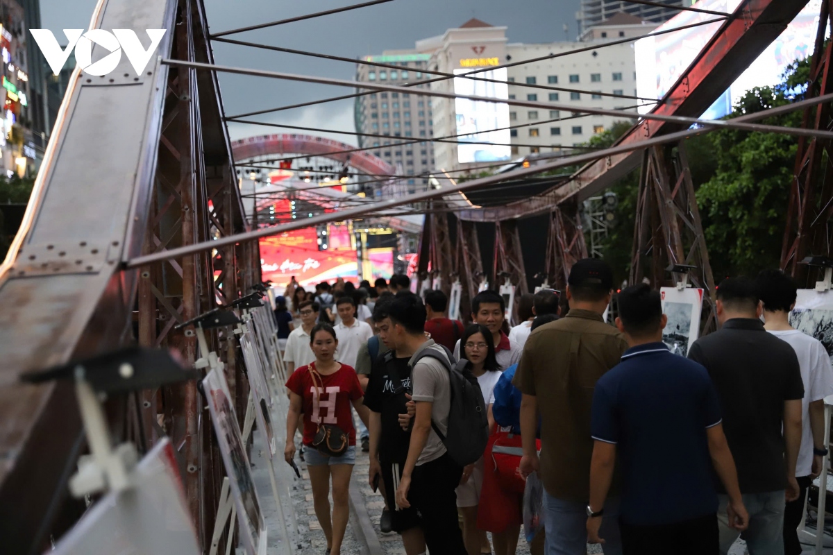 nguoi dan tp.hcm thich thu vi vu ha noi ngay pho di bo nguyen hue hinh anh 5