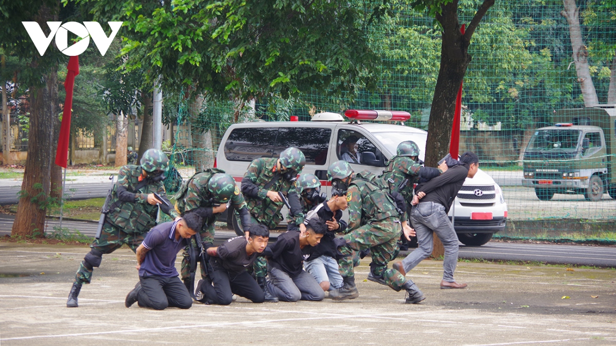 dien tap chong khung bo, giai cuu con tin hinh anh 2