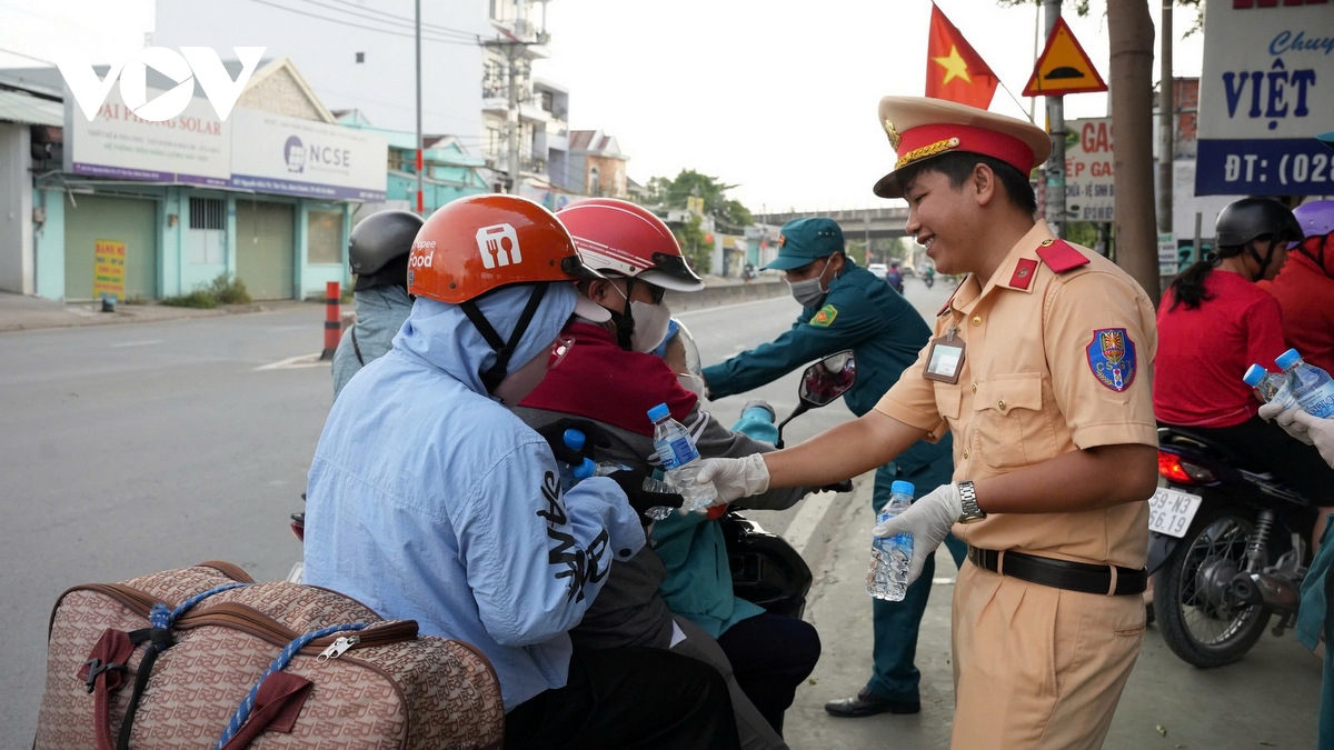 dong nguoi un un do ve cac ben xe, nha ga tai tp.hcm de nghi le quoc khanh hinh anh 6