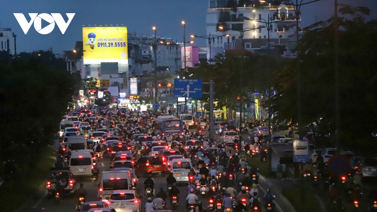 dong nguoi un un do ve cac ben xe, nha ga tai tp.hcm de nghi le quoc khanh hinh anh 8