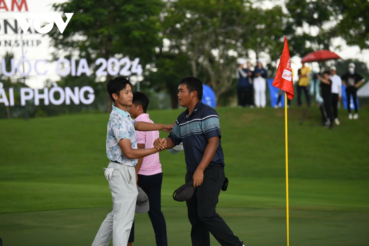 giai vo dich golf quoc gia 2024 chuc an va Duc son dang quang thuyet phuc hinh anh 2