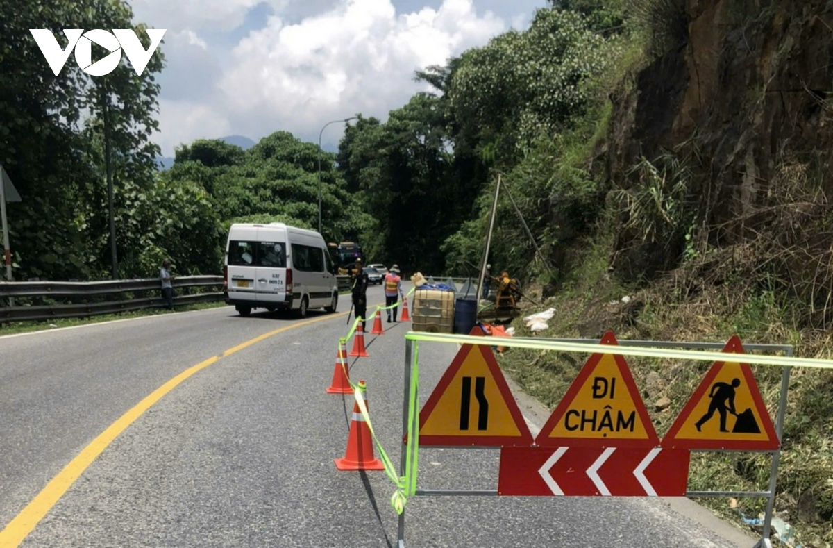 Hạn chế ô tô lưu thông qua đèo Bảo Lộc để khoan địa chất xử lý điểm sạt lở