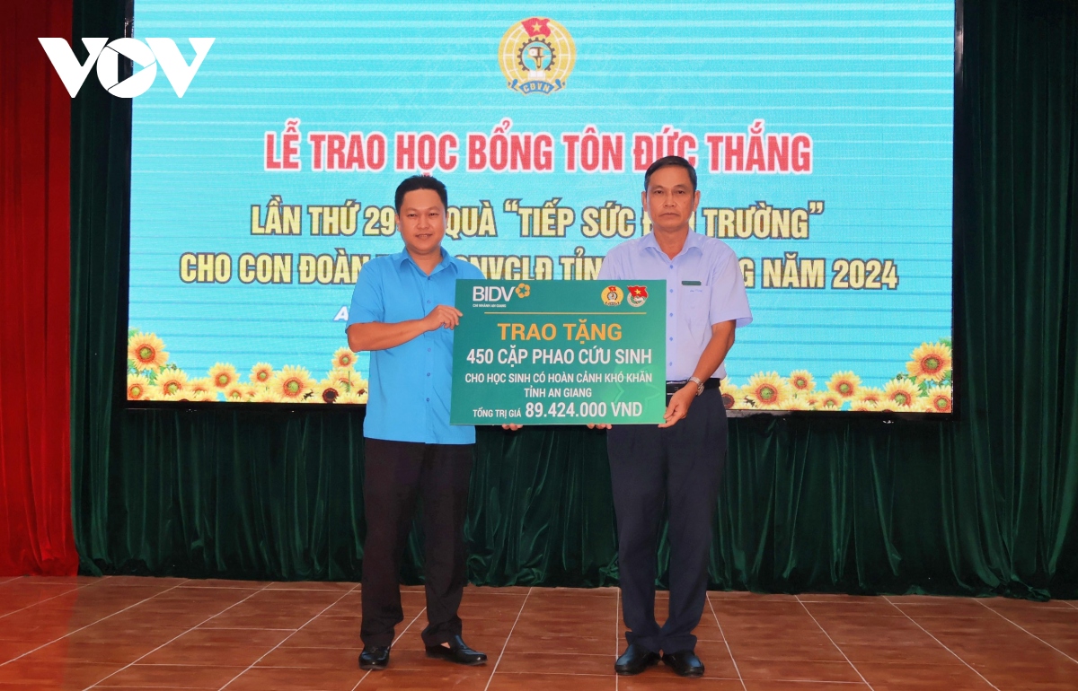 an giang trao hon 130 suat hoc bong va qua tiep buoc den truong hinh anh 2