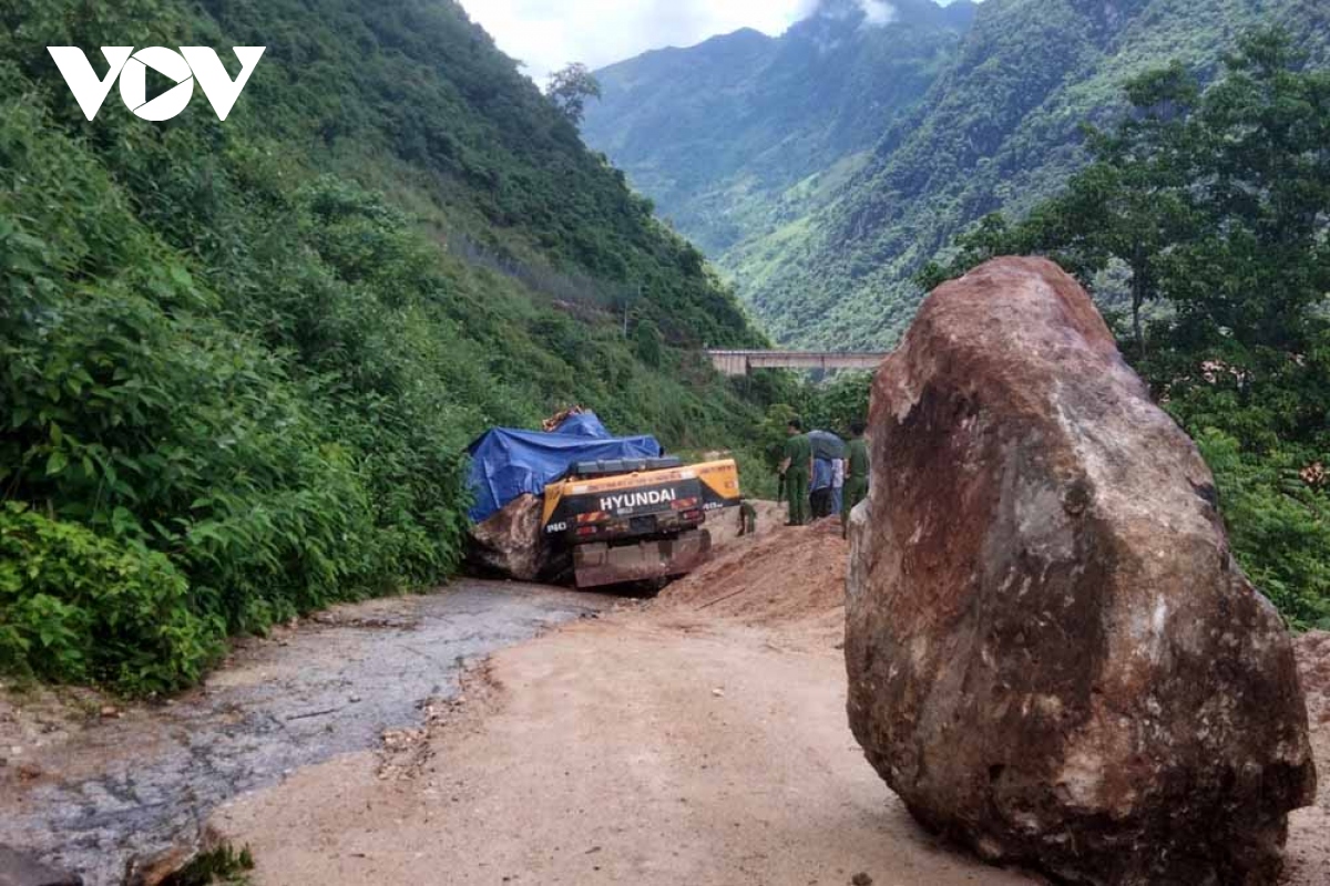 Lai Châu: Sạt lở đá làm một công nhân lái máy xúc tử vong