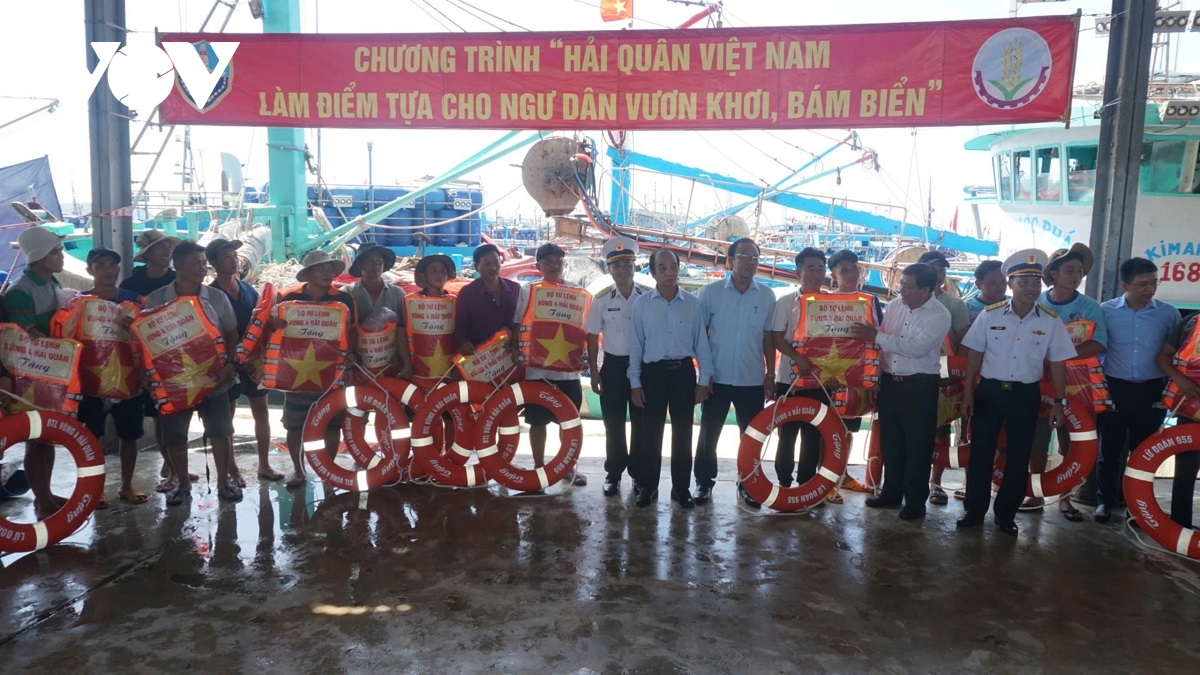 Hỗ trợ phao cứu sinh và cờ Tổ quốc cho hàng trăm ngư dân Ninh Thuận