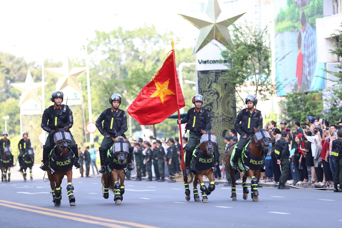 Da mat voi man bieu dien ky binh tren duong pho tp.hcm hinh anh 6