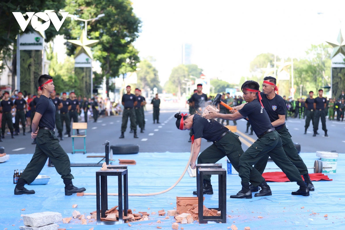 Da mat voi man bieu dien ky binh tren duong pho tp.hcm hinh anh 3