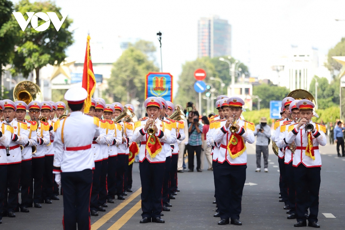 Da mat voi man bieu dien ky binh tren duong pho tp.hcm hinh anh 12