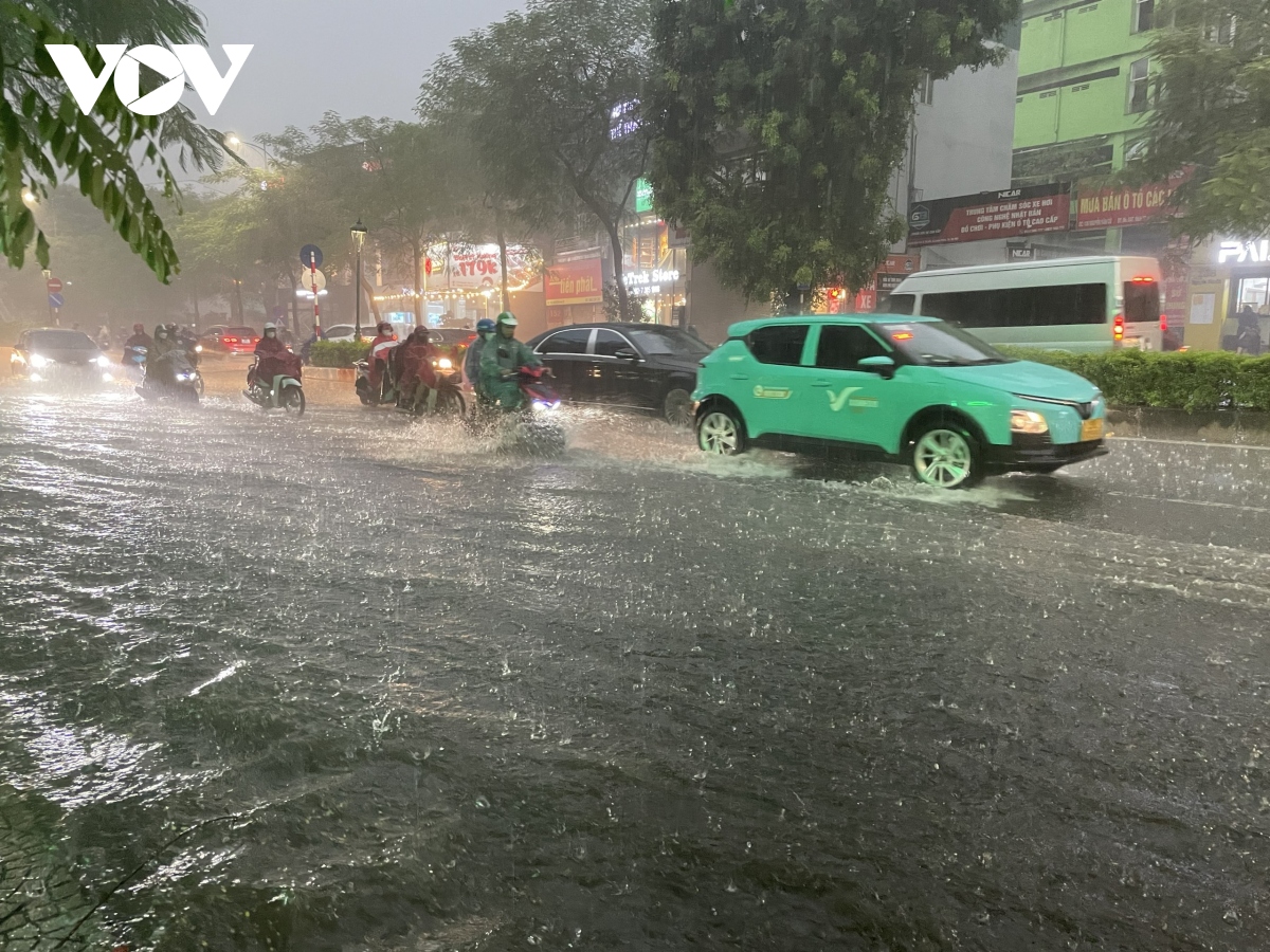 mua lon vao gio tan tam, nguoi ha noi bi bom di chuyen tren duong hinh anh 15