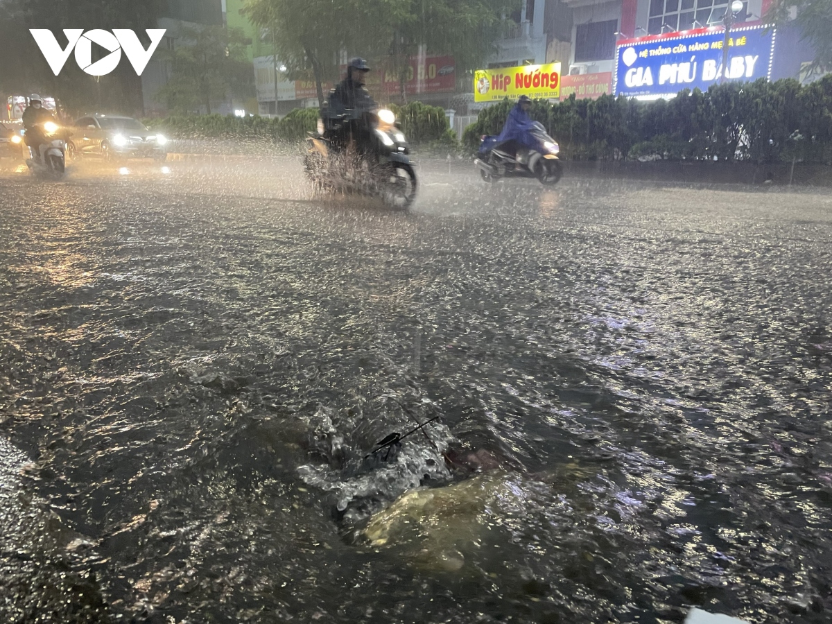 mua lon vao gio tan tam, nguoi ha noi bi bom di chuyen tren duong hinh anh 16