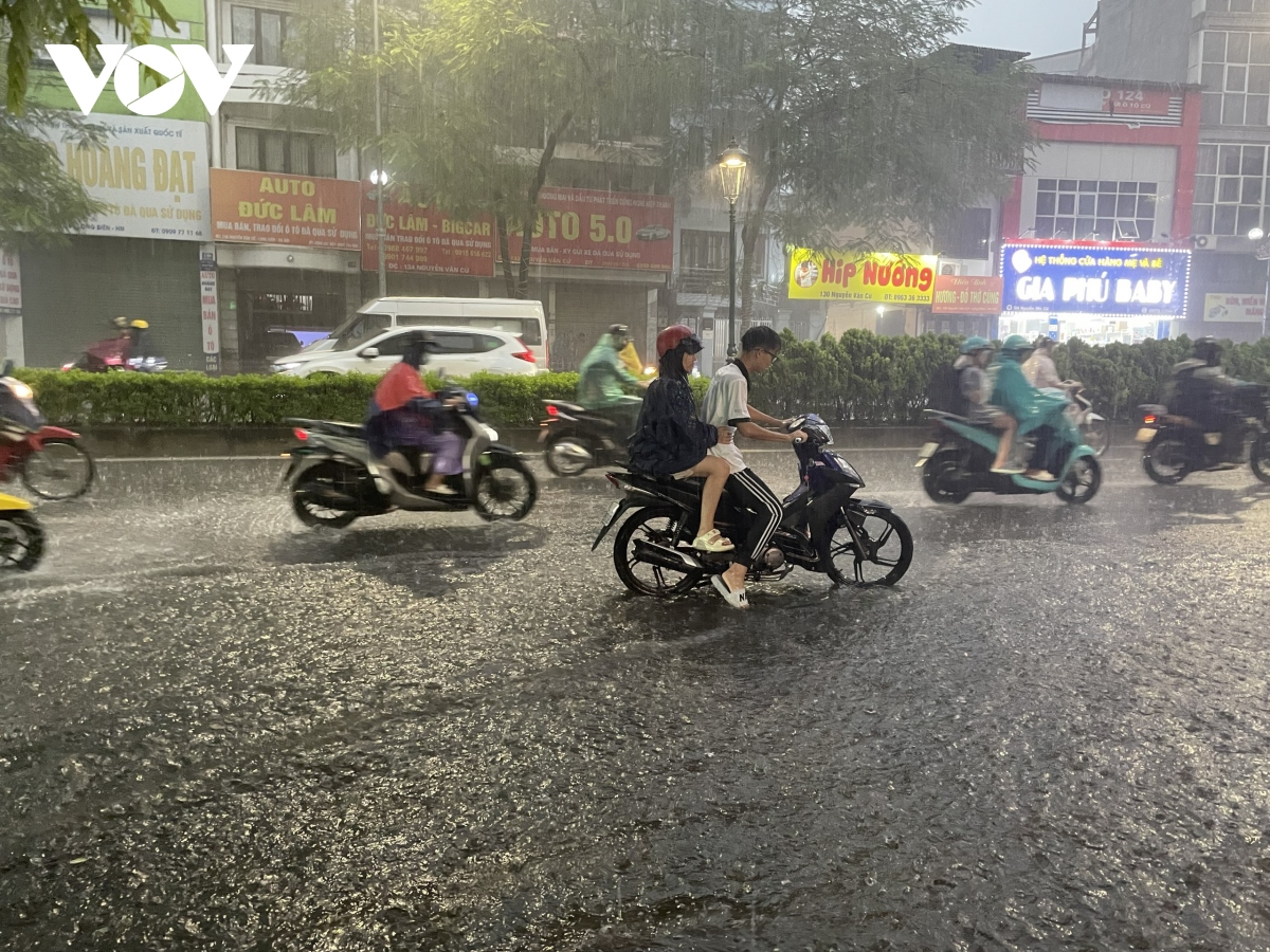 mua lon vao gio tan tam, nguoi ha noi bi bom di chuyen tren duong hinh anh 17