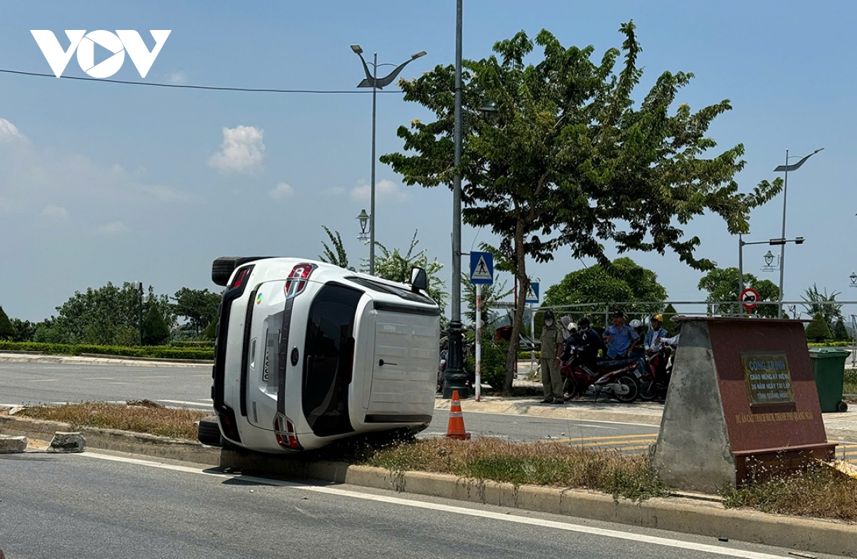 Quảng Ngãi: 2 xe ô tô va chạm, 1 xe bị lật nghiêng