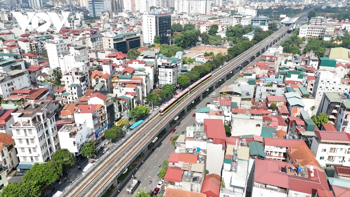 nguoi dan thu do hao huc trai nghiem mien phi metro nhon - ga ha noi hinh anh 1