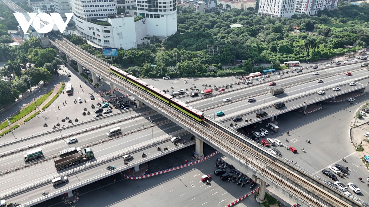 nguoi dan thu do hao huc trai nghiem mien phi metro nhon - ga ha noi hinh anh 7