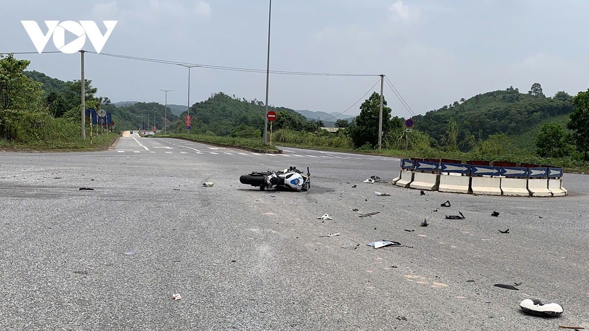 thong tin co gai chay xe mo to phan khoi lon dam o to lat nhieu vong o yen bai hinh anh 1