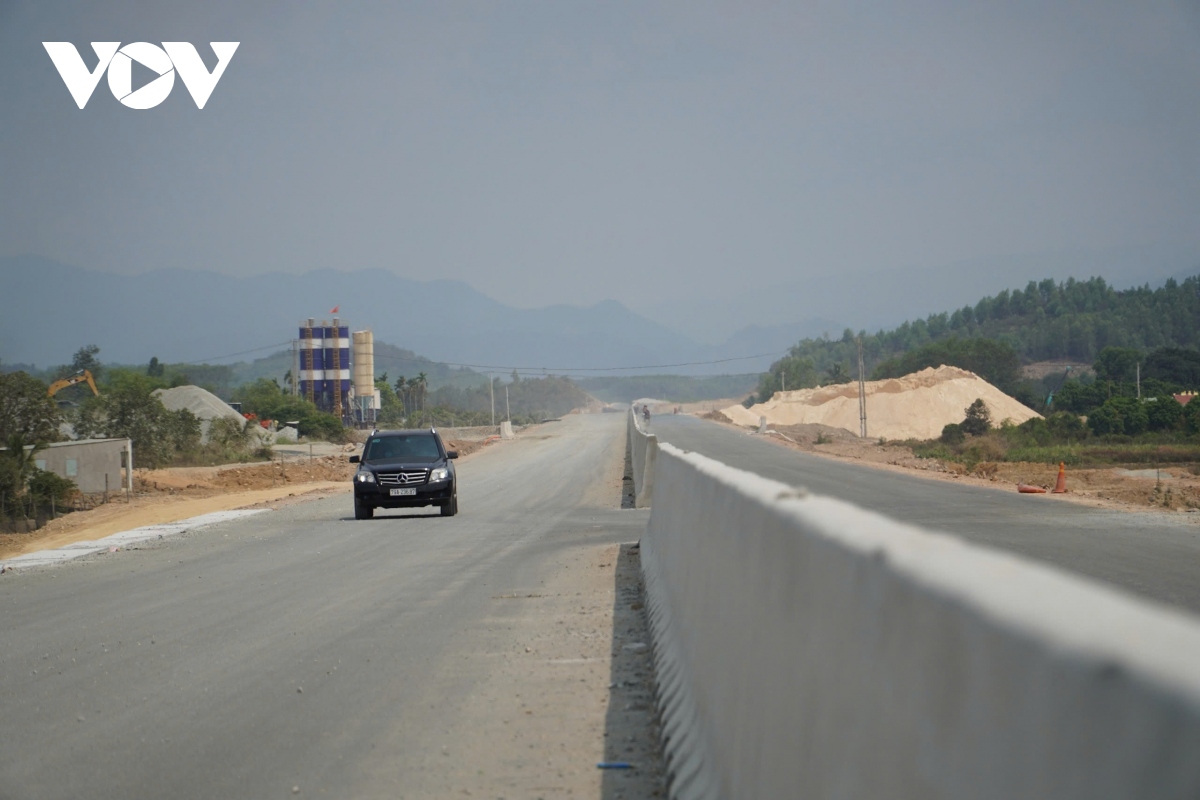 nha trang cao toc chua thi cong xong, nguoi va phuong tien van co di vao hinh anh 2