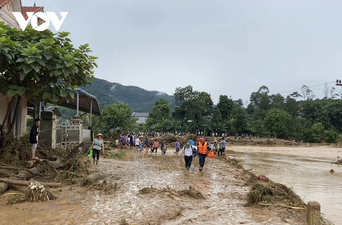 Dam bao suc khoe, phong dich benh cho nguoi dan vung lu son la hinh anh 1