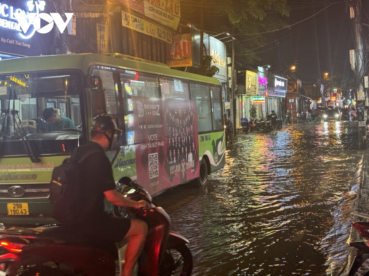 mua lon vao gio tan tam, nguoi ha noi bi bom di chuyen tren duong hinh anh 18