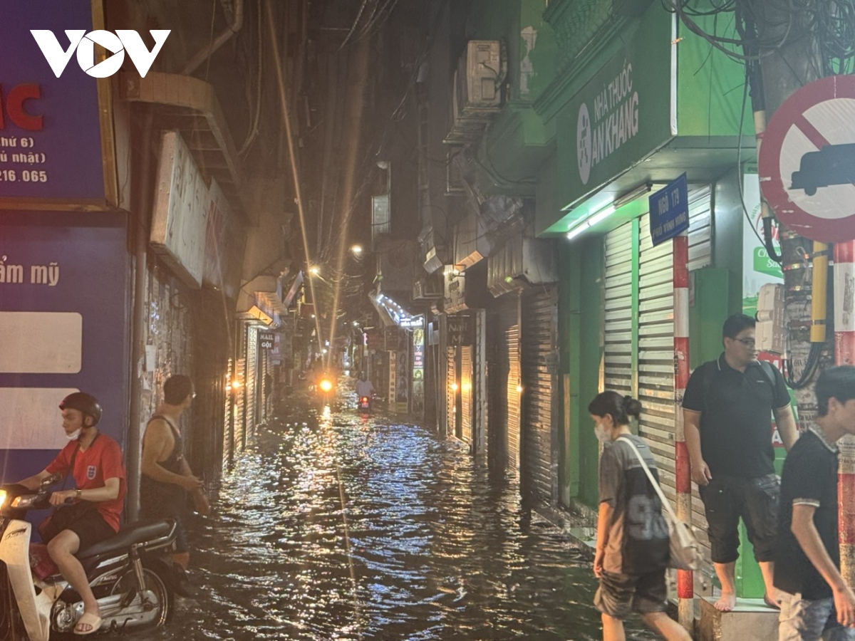 mua lon vao gio tan tam, nguoi ha noi bi bom di chuyen tren duong hinh anh 20