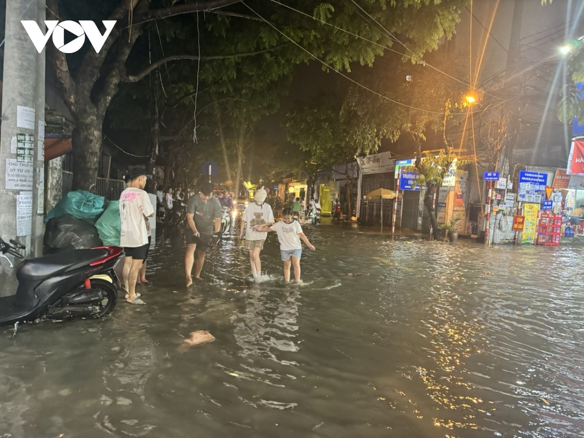 mua lon vao gio tan tam, nguoi ha noi bi bom di chuyen tren duong hinh anh 21