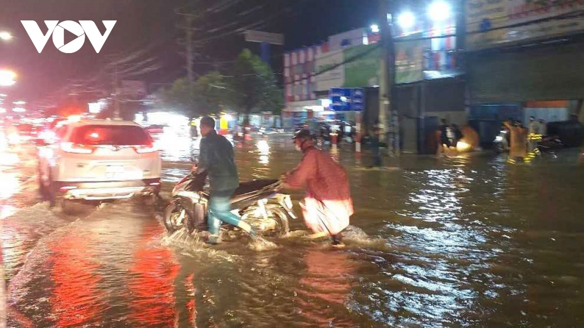 Bình Dương thông tin nguyên nhân ngập úng khiến nhiều ô tô bị trôi