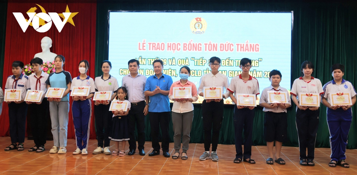 An Giang trao hơn 130 suất học bổng và quà tiếp bước đến trường