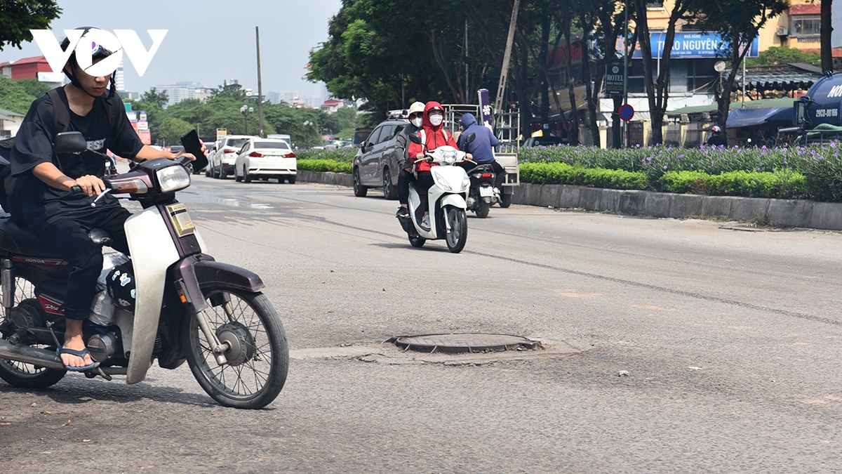 nap ho troi tren mat duong nhu bay nguoi di duong o ha noi hinh anh 9