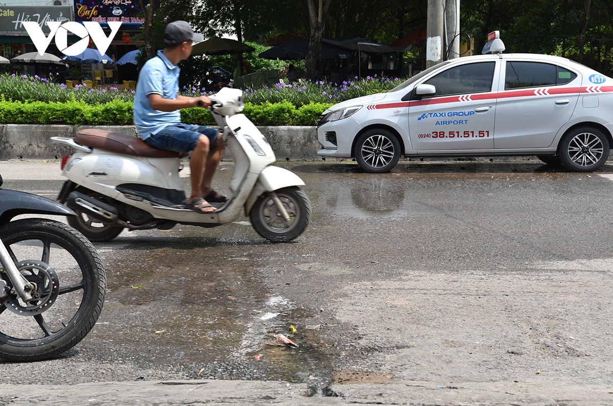 nap ho troi tren mat duong nhu bay nguoi di duong o ha noi hinh anh 12