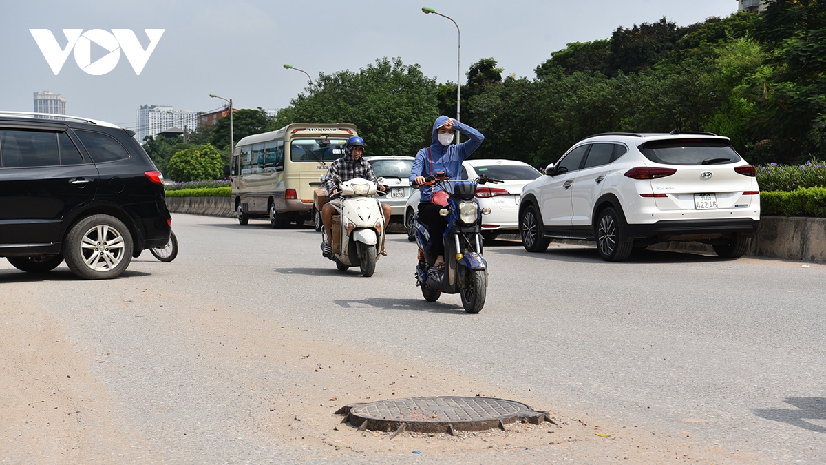 nap ho troi tren mat duong nhu bay nguoi di duong o ha noi hinh anh 2